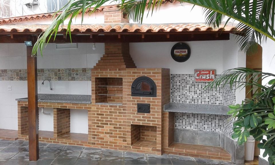 Fogão e forno à lenha sob medida para área gourmet