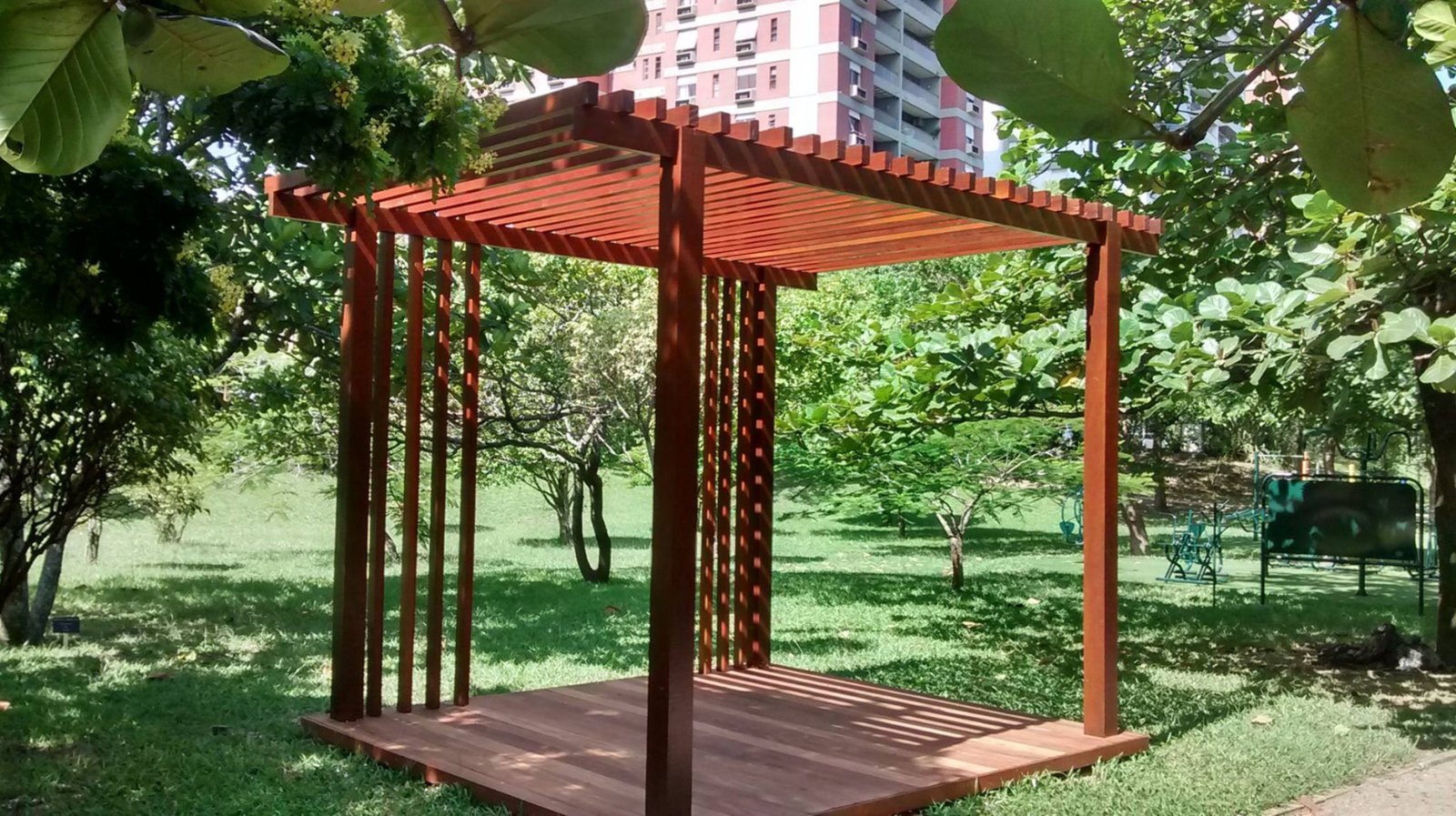 Deck e pergolado sob medida para área gourmet